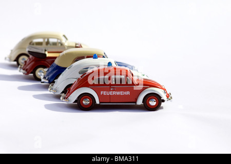 Sammlerstück Druckguss Spielzeug Modelle von vier Volkswagen Käfer Autos auf weißem Hintergrund in einer Reihe Stockfoto
