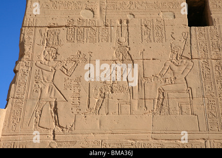 Ein Barcode auf niedrige Entlastung der ägyptischen Göttin Hathor, Pharao Ptolemäus auf der Fassade der Tempel der Isis auf der Insel Philae (agilka) in Ägypten Stockfoto