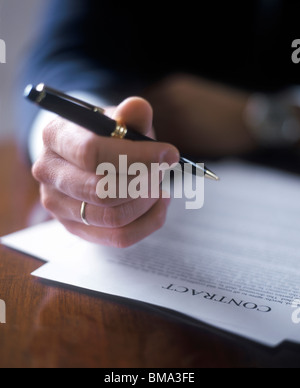 Geschäftsmann unterzeichnen Vertrag, Nahaufnahme Stockfoto
