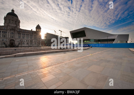 Sonnenaufgang zwischen The Port of Liverpool Building, Mann-Insel und das neue Museum of Liverpool am historischen Hafen von Liverpool. Stockfoto