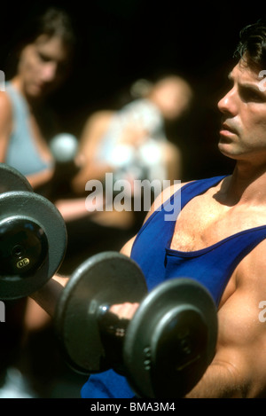 Mann im Fitnessstudio Gewichte zu heben. Stockfoto