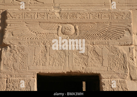 Die Flügel der Göttin Isis auf die Wände der Tempel von Philae in Ägypten Stockfoto