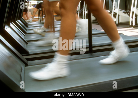 Menschen auf Laufbändern trainieren. Stockfoto