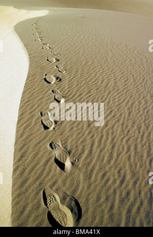 Fußspuren im Sand, Death Valley, Kalifornien. Stockfoto