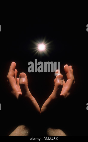 Hände greifen nach Licht. Stockfoto