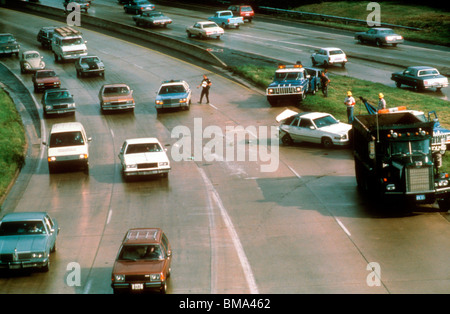 Polizei überwacht ein Autowrack. Stockfoto