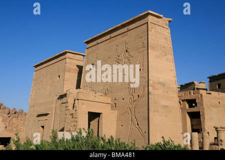 Die ersten Pylon der Tempel der Isis, am Philae nun auf Agilka Insel in Ägypten Stockfoto