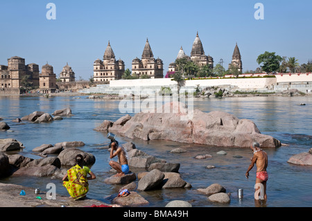 Baden im Fluss Petwa Menschen. Auf dem Hintergrund der Royal Ehrenmale. Orchha. Indien Stockfoto