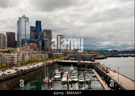 Die dramatische Skyline von Seattle, Washington als gesehen vom Pier 66 an der Elliott Bay Waterfront. Marinas, Restaurants am Wasser. Stockfoto