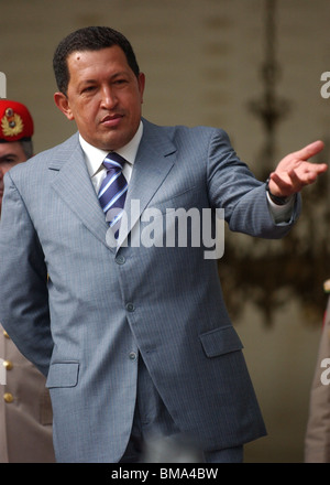 Venezuelas Präsident Hugo Chavez salutiert vor Journalisten in Miraflores Palast in Caracas, Venezuela Stockfoto