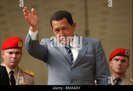 Venezuelas Präsident Hugo Chavez salutiert vor Journalisten in Miraflores Palast in Caracas, Venezuela. Stockfoto