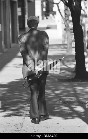 Älterer Mann zu Fuß.  Nicht freigegeben, nur zu redaktionellen Zwecken. Stockfoto