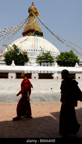 tibetische buddhistische Mönche auf einer Pilgerreise, Stupa in Boudhanath, eine der heiligsten buddhistischen Stätten in Kathmandu, Nepal Stockfoto