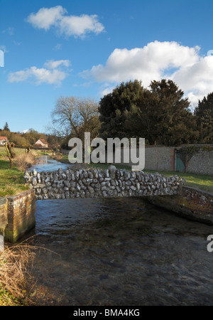 Brücke über den Fluss Lavant, West Dean, West Sussex ein kleines Bauerndorf hat den Fluss lavant durchzogen Stockfoto