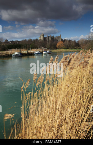 Arundel Castle und Fluss Arun, West Sussex, malerische Stadt mit Burg und festgemachten Boote entlang Fluss arun Stockfoto