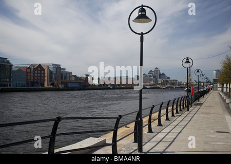 Die Samuel Beckett Brücke überspannt den Fluss Liffey in Dublin, Irland. Die Brücke ist in der Nähe des Dublin Docklands und Irish Financial Services Centre. Stockfoto