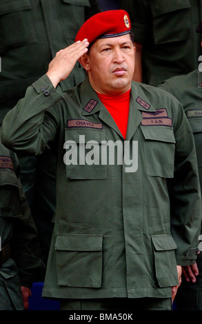 Venezuelas Präsident Hugo Chavez salutiert Armee Reservisten bei einer Militärparade in Caracas, Venezuela, 11. August 2006. Stockfoto