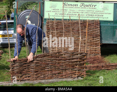 Ein Handwerker machen Flechtwerk Hürden in Chatsworth Show, Derbyshire, England, Großbritannien Stockfoto