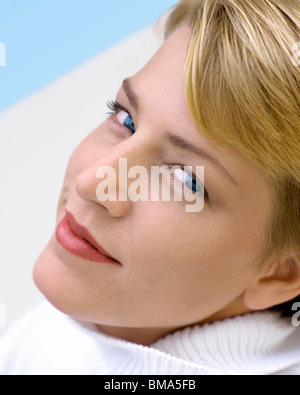 Portrait der schönen Frau Blick in die Kamera Stockfoto