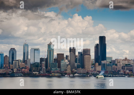 Die Skyline von Seattle, Washington, von West Seattle kurz nach einem Regen Gewitter über Elliott Bay in der Puget Sound-Bereich gesehen. Stockfoto