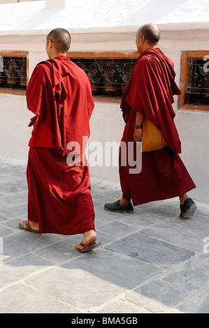 tibetische Mönche auf eine Pilgerreise zu den Stupa in Boudhanath, eine der heiligsten buddhistischen Stätten in Kathmandu, Nepal Stockfoto