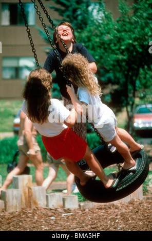 Kinder spielen auf der Schaukel. Stockfoto