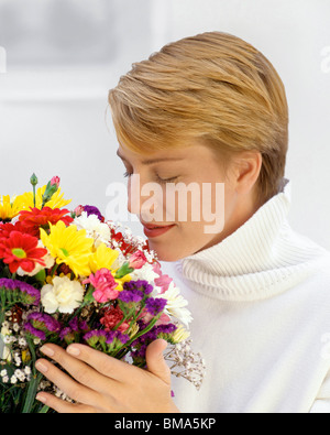 Porträt der Frau riechen Blumenstrauß Stockfoto