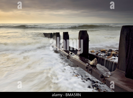 Flut, Worthing, West Sussex, aufgenommen in der Morgendämmerung kurz nach Sonnenaufgang, auf mit einer Flut. Stockfoto
