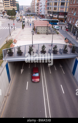 Dual Carrigeway unter dem Eingang zum Bahnhof Oviedo Stockfoto