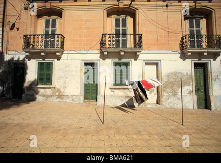 Mdina, Malta, hängt an einer Wäscheleine in der Straße vor einem typischen maltesischen Haus waschen. Stockfoto