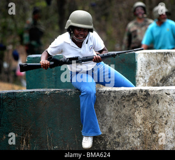 Ein Armee-Reservist durchzieht ein Hindernis-Parcours während der militärischen Ausbildung in Charallave, Venezuela, 25. März 2006. Stockfoto