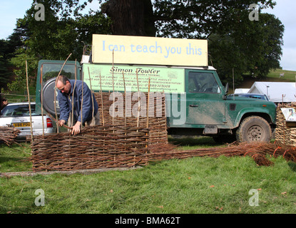 Ein Handwerker machen Flechtwerk Hürden in Chatsworth Show, Derbyshire, England, Großbritannien Stockfoto
