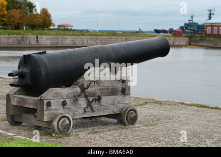 Alten gusseisernen Pistole am Ufer des Golfes. Anlegestelle Stockfoto