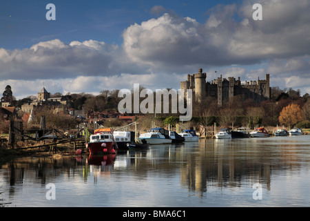 Arundel Castle und Fluss Arun, West Sussex, malerische Stadt mit Burg und festgemachten Boote entlang Fluss arun Stockfoto