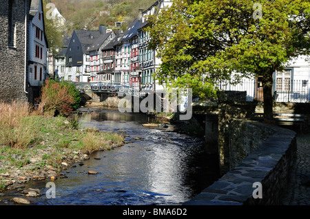 Fachwerkhäusern Fluss Rur in Monschau, Eifel, Deutschland Stockfoto