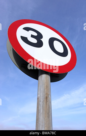 Eine britische 30 Meilen eine Stunde Tempolimit unterschreiben. Stockfoto