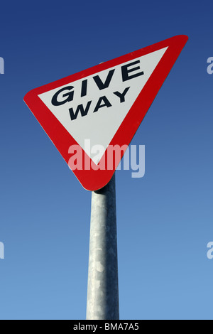 Briten geben Weg Straßenschild und ein blauer Himmel. Stockfoto
