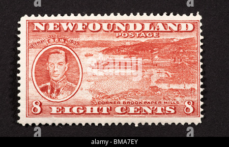 Briefmarke von Neufundland, die Darstellung der Corner Brook Paper Mills Stockfoto