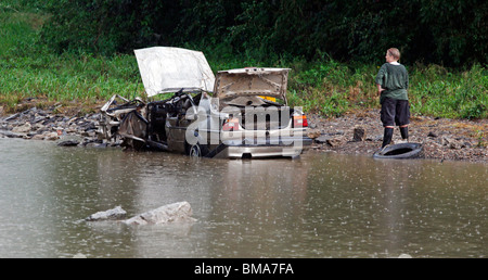 Ein verlassenes versunkenen Auto sitzt in Richland Creek in Nashville West in der Nähe von Charolette Avenue und Interstate 40 am Freitag, 14. Mai. Stockfoto