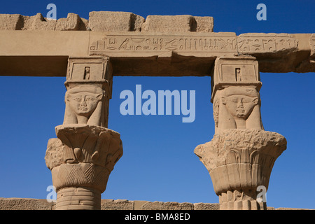 Knäufe mit dem geschnitzten Kopf der Göttin Hathor im Tempel von Philae auf Agilka Insel im oberen Ägypten Stockfoto