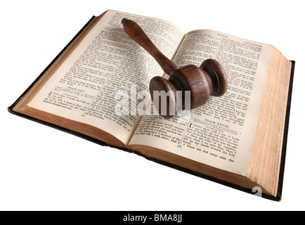 Eine hölzerne Richterhammer auf ein 1882-Bibel. Stockfoto