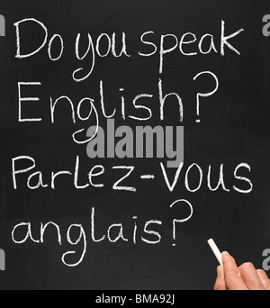 Ein Lehrer schreiben sprechen Sie Englisch in Französisch auf einer Tafel. Stockfoto