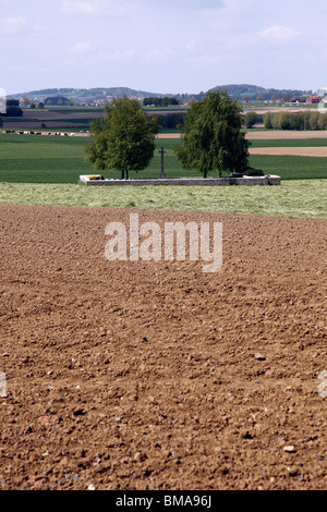Einem kleinen britischen ersten Weltkrieg Friedhof in der Nähe der deutschen "Bayernwald" Rigolensystem in der Nähe von Ypern in Belgien Stockfoto