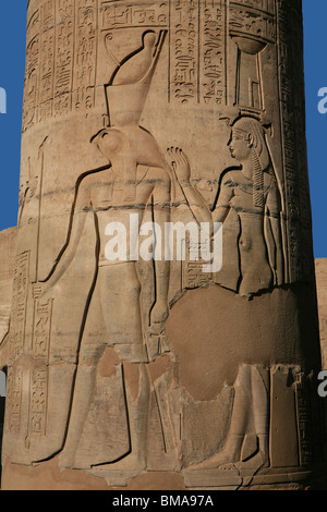 Das schnitzwerk der ägyptischen Götter Isis und Horus auf eine Säule im Tempel von Kom Ombo (180-47 v. Chr.) in Upper-Egypt Stockfoto