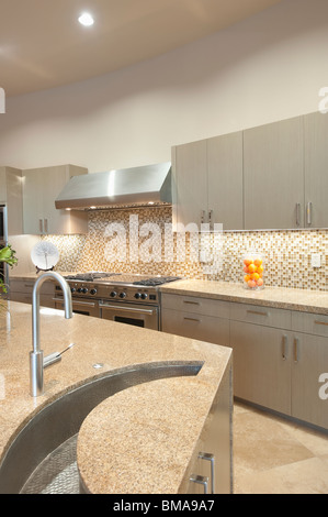 Design-Detail Waschbecken in der Küche mit Edelstahl-Einheiten Stockfoto