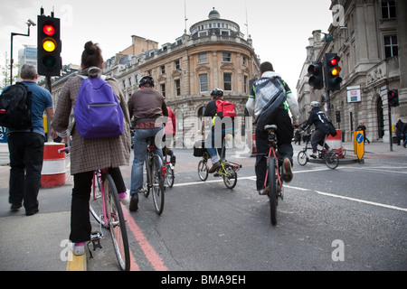 Radfahrer zu Anfahren an einer Ampel am Bishopsgate, London, England. Stockfoto