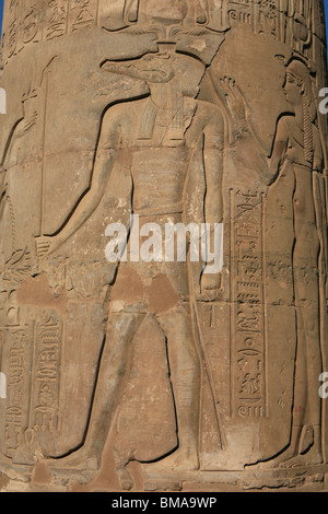 Das schnitzwerk der Krokodilgott Sobek tragen der atef Krone auf eine Säule im Tempel von Kom Ombo (180-47 v. Chr.) im oberen Ägypten Stockfoto