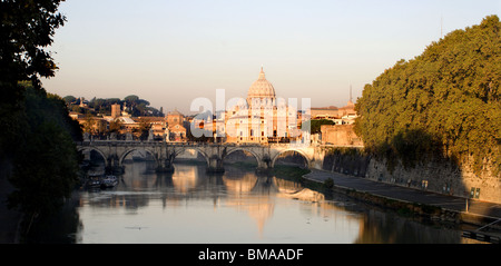 Rom - St. Peters Dom und Engel zu überbrücken, im Sonnenaufgang Stockfoto
