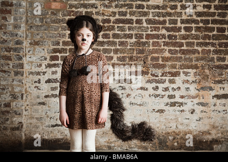 Junges Mädchen als Katze verkleidet Stockfoto