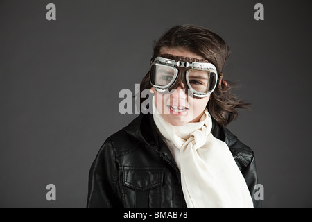 Fliegende Schutzbrille tragen junge gekleidet als pilot Stockfoto